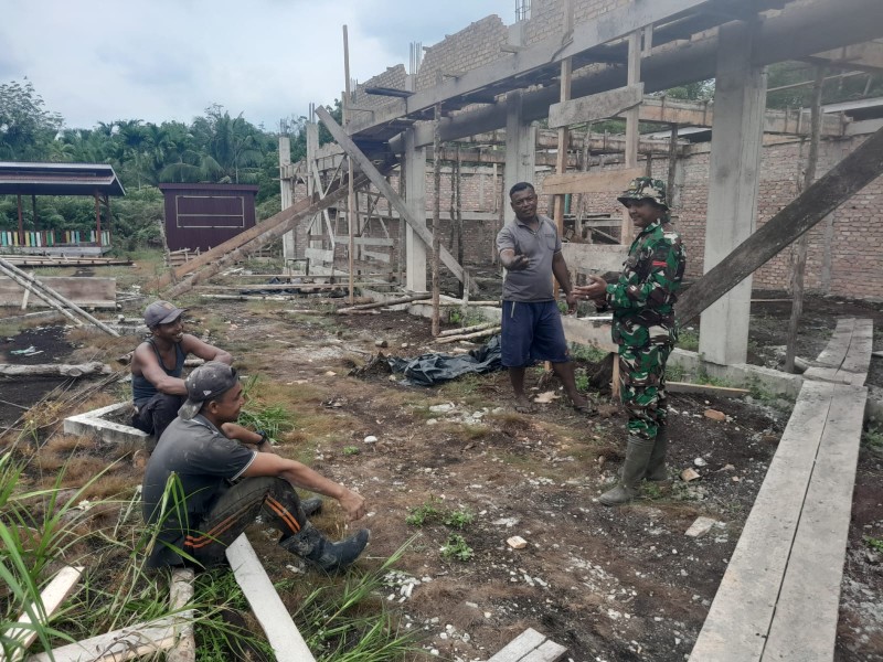 Babinsa Koramil 06/Merbau Bangun Kebersamaan dan Kepedulian Warga Melalui Kegiatan Komsos di Kampung Pancasila