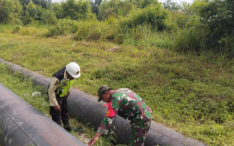 Patroli Terpadu Koramil 02 dan Pertamina Hulu Rokan Jaga Keamanan Jalur Pipa