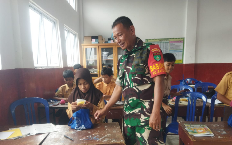 Babinsa Ratu Sima Awasi Penyaluran MBG bagi Siswa, Balita, dan Ibu Hamil
