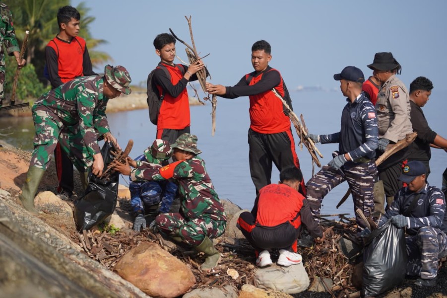 Ratusan Personel Gabungan Ikuti Karya Bakti Pembersihan Kodim 0320 Dumai di Ecopark Pesisir