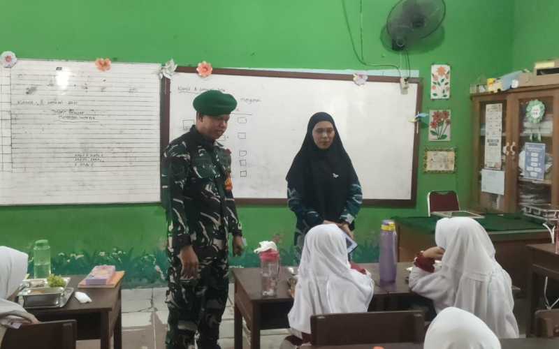 Babinsa Koramil 01 Dumai Dampingi Program Makanan Bergizi Gratis di Jaya Mukti