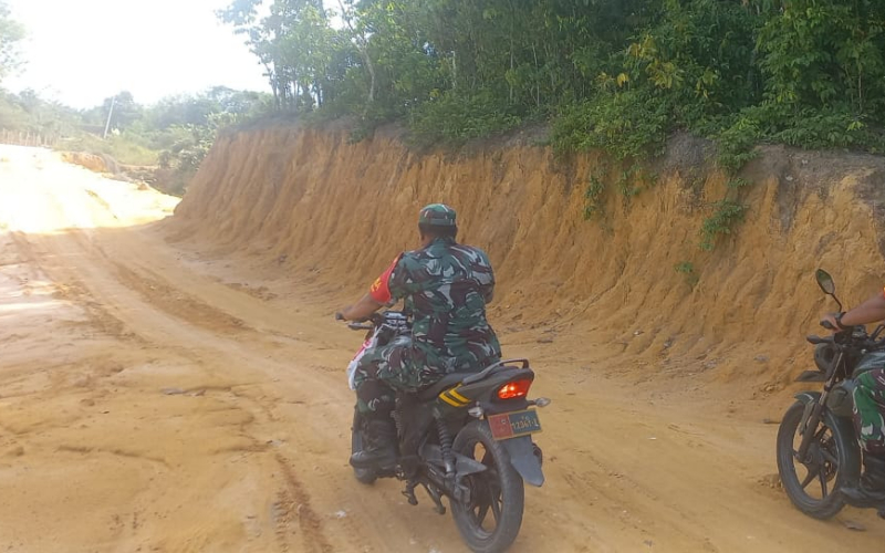Patroli Karhutla, Babinsa Edukasi Warga Bukit Nanas tentang Bahaya Membakar Lahan
