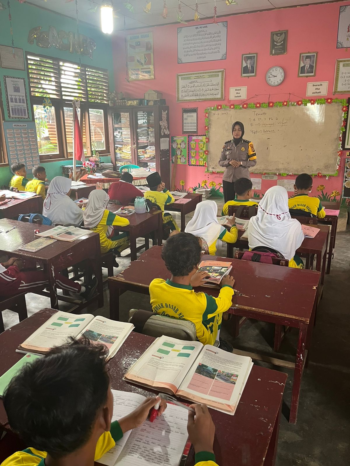 Polwan Polres Rohul, Kunjungan Sekaligus Lakukan Ke Murid SD Negeri 03 Rambah