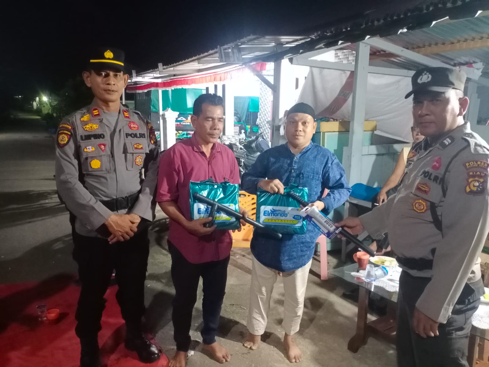 Komitmen Cegah Terjadinya Aksi Kejahatan,  Kapolsek Tambusai Kunjungi Dan Berikan Bantuan Untuk Pos Kamling