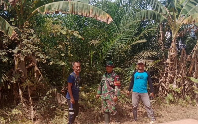 Babinsa Koramil 03 Sungai Sembilan Laksanakan Komsos Bersama Warga Basilam Baru