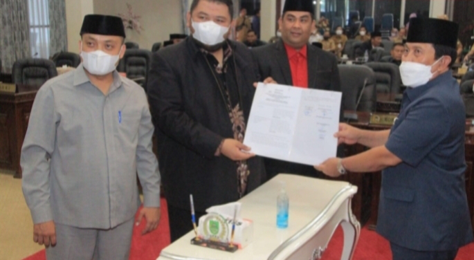 Bupati Rohul Saksikan Pengambilan Keputusan Ranperda Dalam Rapat Paripurna DPRD