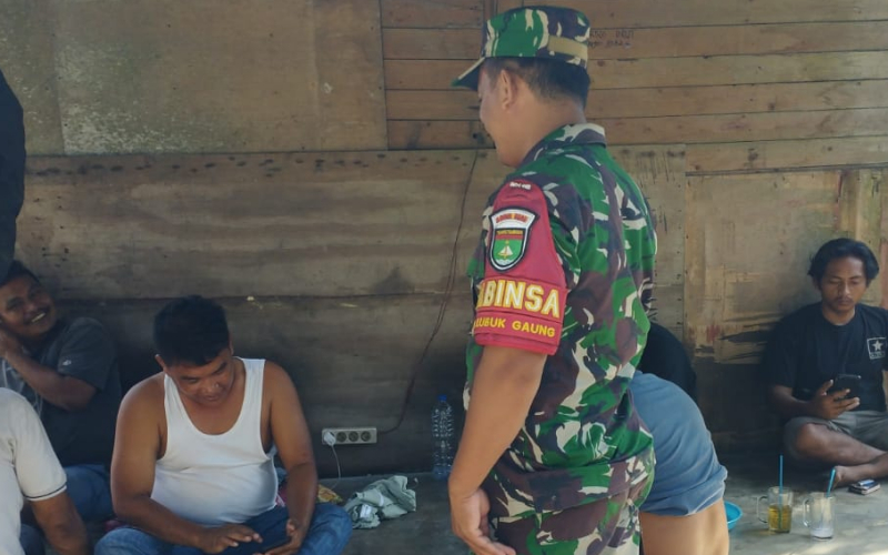 Patroli Wilayah Rawan Karhutla, Babinsa Sungai Sembilan Beri Edukasi ke Masyarakat