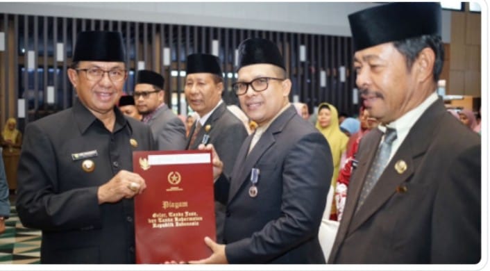 Serahkan Satyalancana Karya Satya Kepada 284 ASN Dilingkup Pemkab Inhil, Bupati HM WARDAN Harapkan Peningkatan Kinerja
