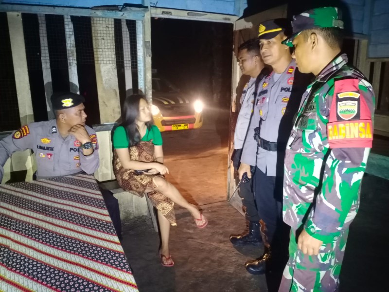 Personil Polsek Tambusai Razia Warung Remang - Remang