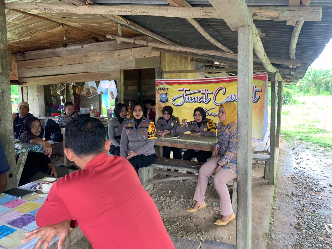 Polwan Polres Rohul Giat Jumat Curhat Di Desa Tanjung Belit, Pecahkan Persoalan Kamtibmas Di Masyarakat