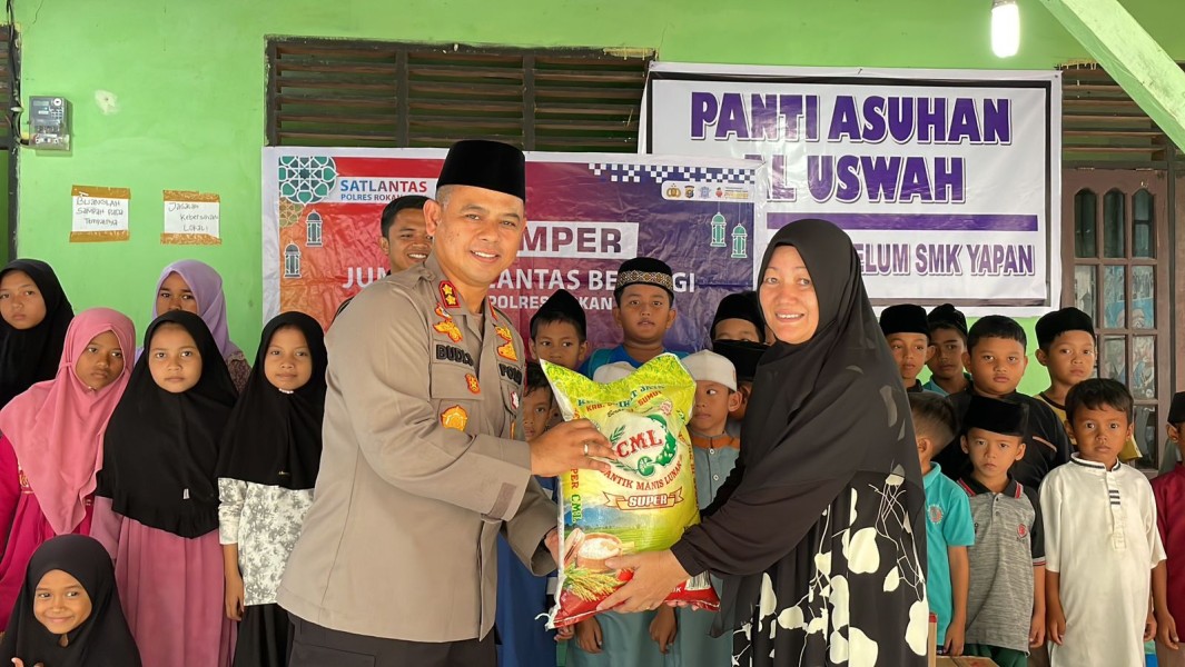 Momen Jum'at Barokah, Kapolres Rohul Berbagai Asih Dengan Para Yatim-Piatu Di Panti Asuhan Al Uswah