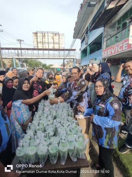DPD II IPK Dumai Bagikan 800 Paket Takjil Sekaligus Berbuka Puasa Bersama