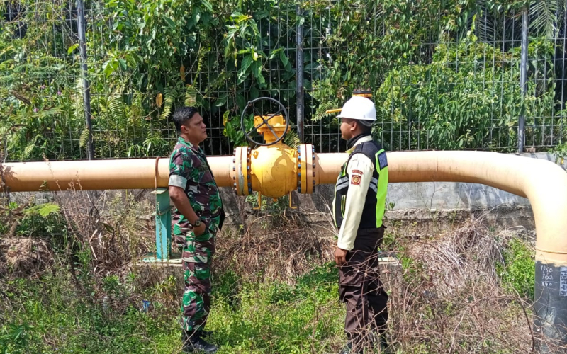 Babinsa Sungai Sembilan Awasi Fasilitas PT PGN Demi Keamanan Objek Vital Nasional