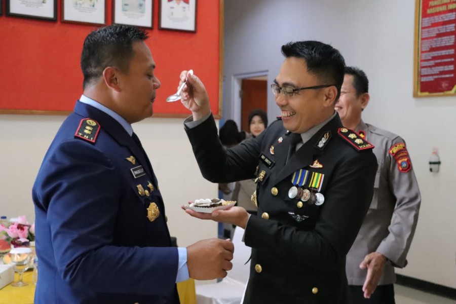 Ucap Selamat Sempena HUT TNI Ke-78, Kapolres Bintan Serahkan Kue Ulang Tahun