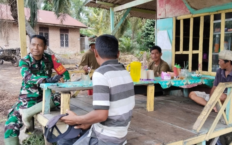 Komsos di Jalan SMK: Babinsa Pererat Silaturahmi dan Kemanunggalan TNI–Rakyat