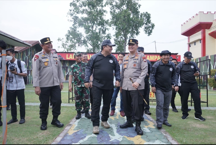 Kepala BNN RI Komjen Petrus Golose Sempatkan Latihan Menembak di Mako Brimob Pada Kunjungan Kerjanya ke Riau