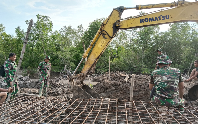TNI dan Warga Gotong Royong Bangun Jembatan Gantung Garuda Sungai Sembilan