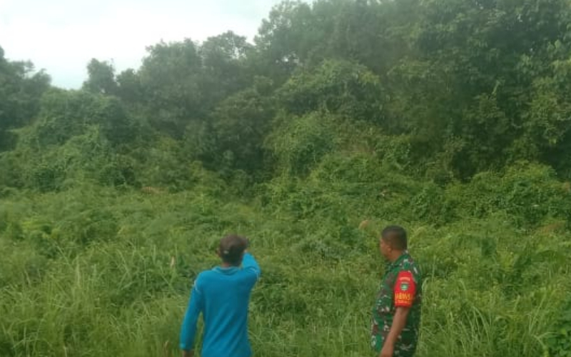 Patroli Karlahut di Teluk Makmur: Babinsa Imbau Warga Tidak Membakar Lahan