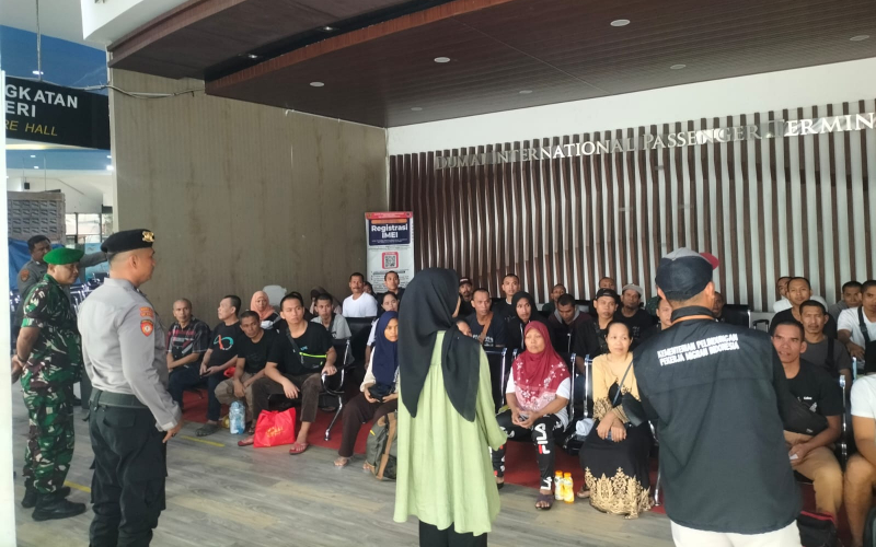 Babinsa Kodim 0320 Dumai Monitoring Kedatangan 50 Penumpang Deportasi dari Malaysia