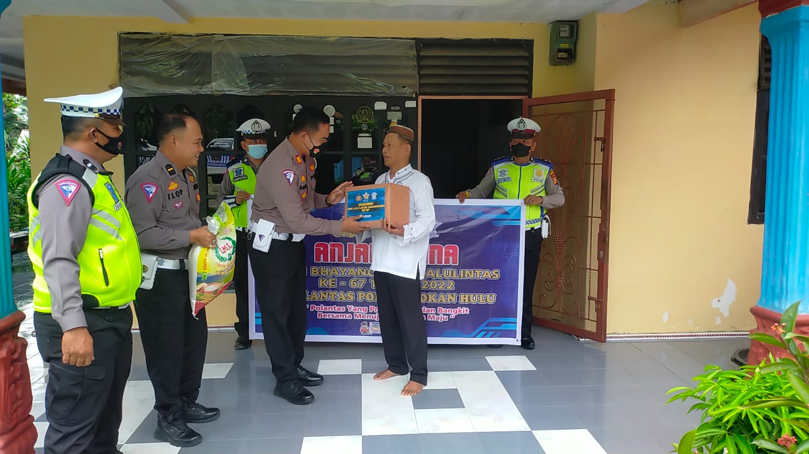 Momentum HUT Polantas Bhayangkara, Polres Rohul Berikan Bansos Pada Warakawuri Dan Panti Asuhan