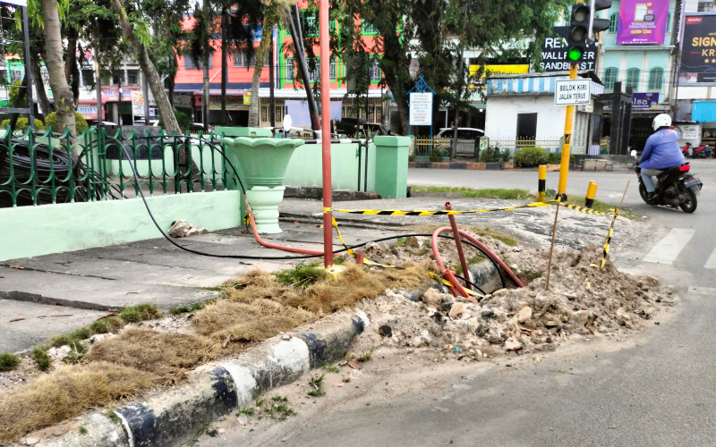 Galian Pemasangan Kabel Optik Telkom Merusak Jalan dan Taman Trotoar, Warga Minta Pulihkan Seperti Semula Jangan Asal-Asalan