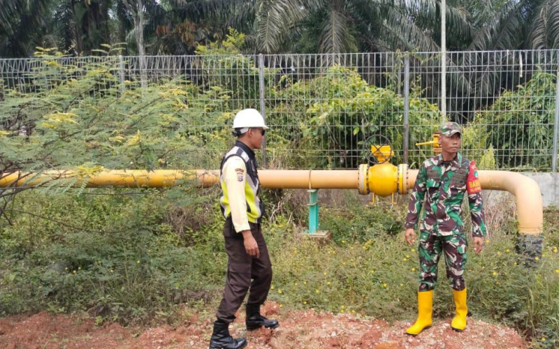 Babinsa Koramil 03 Sungai Sembilan Kawal Kegiatan Industri PT PGN Demi Keamanan Wilayah