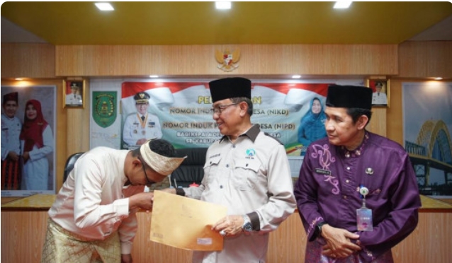 Bupati HM Wardan Serahkan NIKD Dan NIPD Kades Dan Perangkat Desa Se-Kecamatan Tempuling