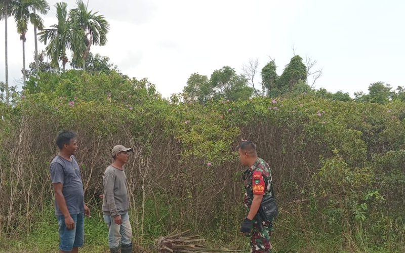 Cegah Karhutla, Babinsa Sukajadi Intensifkan Patroli dan Edukasi Warga di Dumai Barat