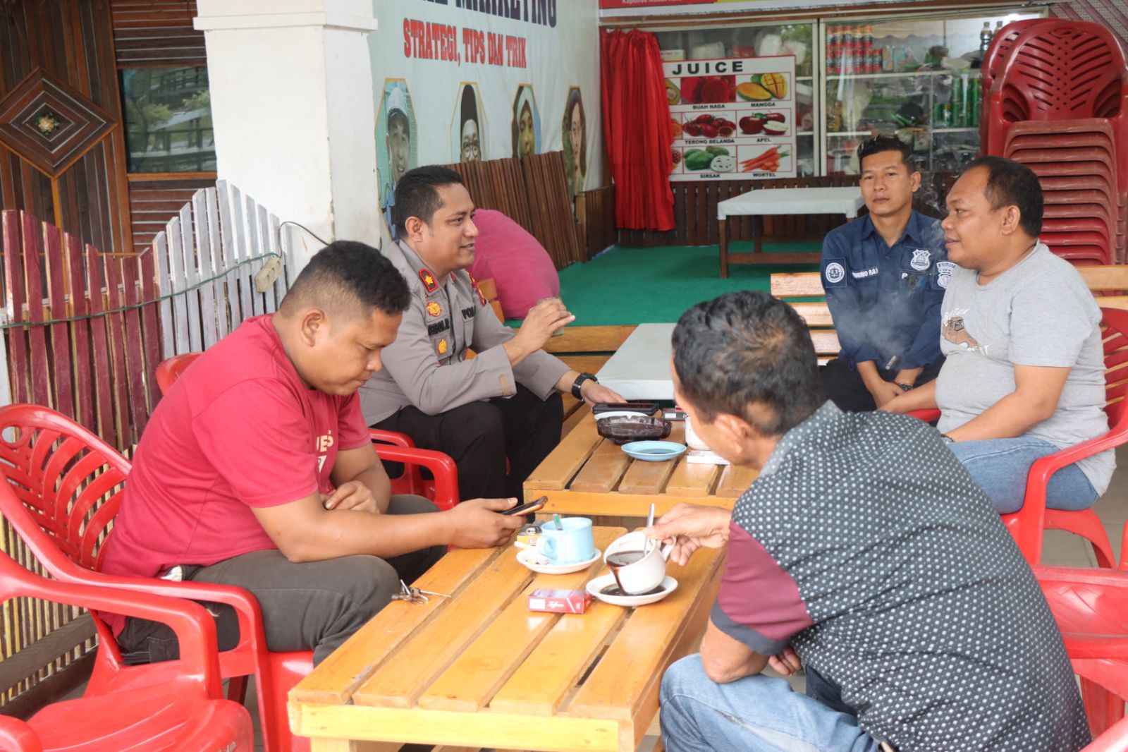 Lewat Ngopi Bareng Waka Polres Rohul Tingkatkan Sinergitas Dan Silaturrahmi  Dengan Insan Pers