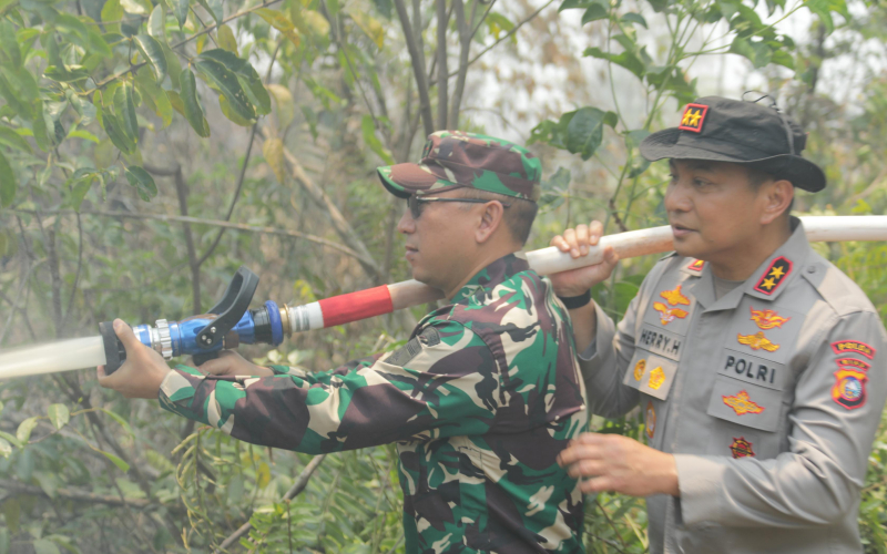 Kodim 0320 Dumai Perkuat Pengendalian Karhutla, Dandim Dampingi Kapolda Riau Turun ke Lapangan