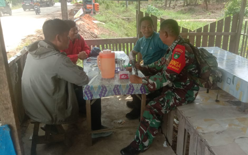 Babinsa Teluk Makmur Gencarkan Patroli dan Sosialisasi Karhutla di Medang Kampai