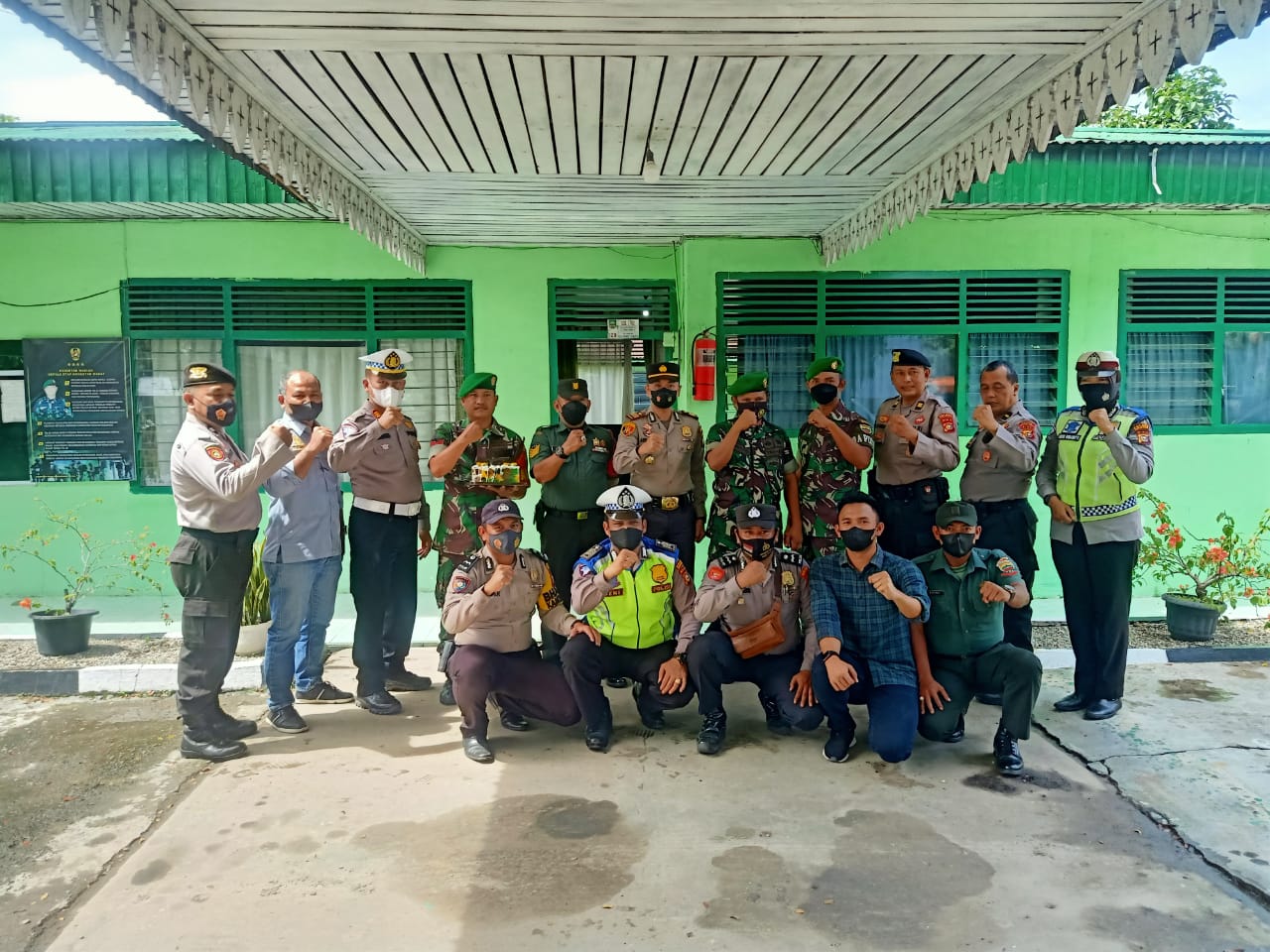 Ciptakan Soliditas, Kapolsek Ujung Batu Giat Ucapan HUT TNI  77 Ke Kantor Koramil Ujung Batu