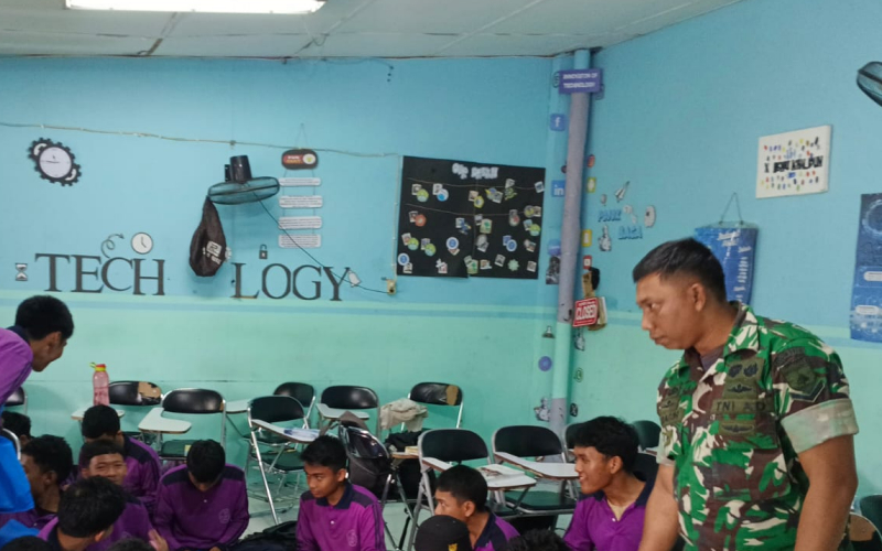 Babinsa Dampingi Distribusi 1.816 Porsi Makanan Bergizi untuk Pelajar di Mekar Sari Dumai