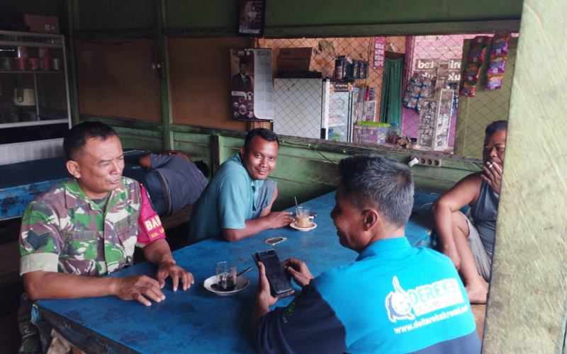 Babinsa Koramil 03 Sungai Sembilan Pererat Silaturahmi Lewat Komsos di Lubuk Gaung