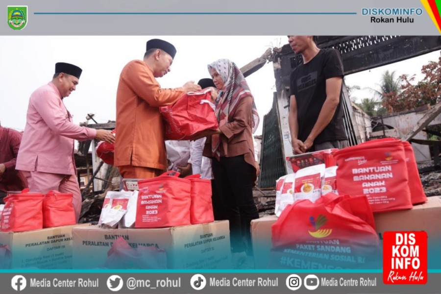 Wabup Rohul Indra Gunawan Serahkan Bantuan Bagi Korban Kebakaran Di Ujung Batu
