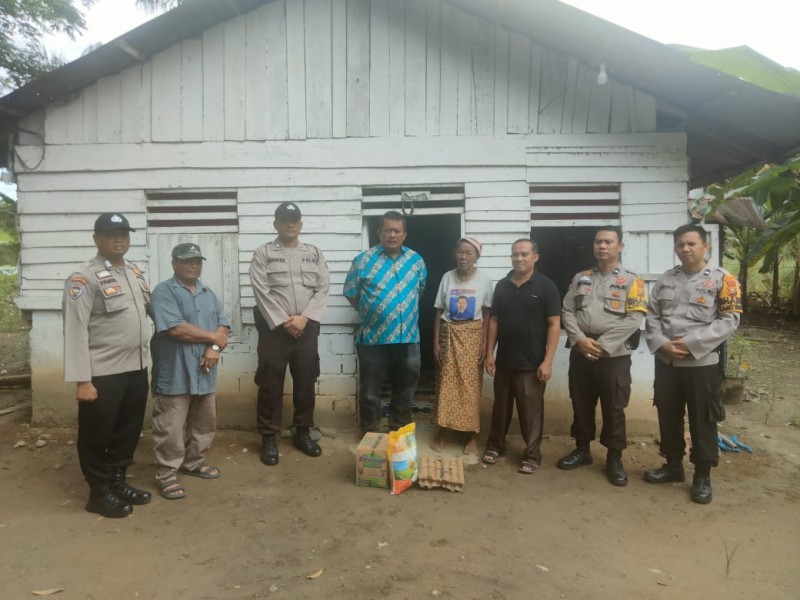 Dipimpin AKP Sohermansyah SH, Personil Polsek Ujungbatu Gelar  Barokah Pada Lansia
