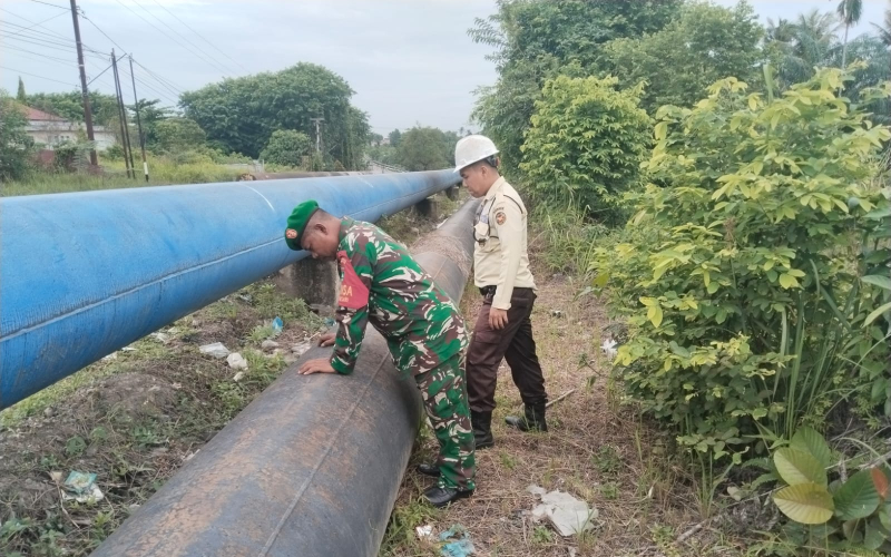 Sinergi TNI–Pertamina, Babinsa Koramil 01/Dumai Laksanakan Patroli Jalur Pipa Minyak