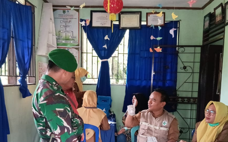 Babinsa Kelurahan Guntung Hadiri Kegiatan Posyandu, Dukung Kesehatan Masyarakat