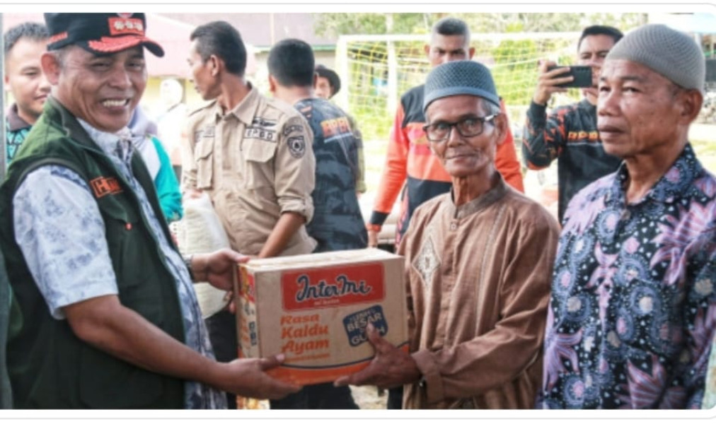 Pj Bupati Inhil Serahkan Bantuan Kepada Korban Terdampak Bencana Banjir Desa Sialang Panjang