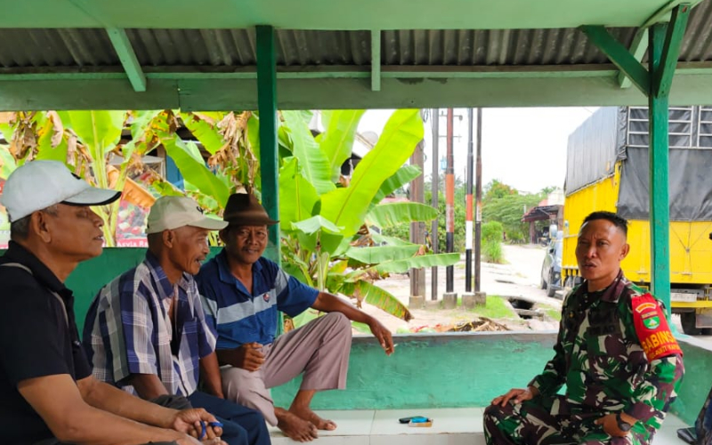 Babinsa Bukit Kapur Pererat Hubungan dengan Warga Lewat Kegiatan Komsos