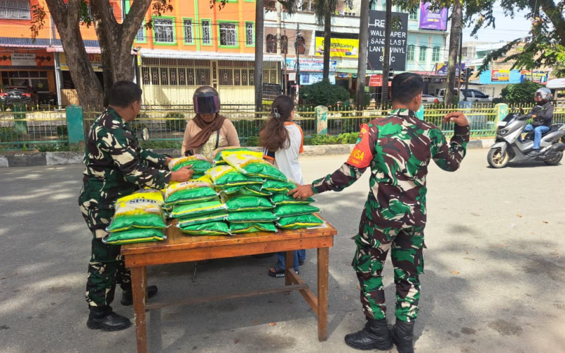 Babinsa Kawal Gerakan Pangan Murah, Pastikan Penyaluran Beras Murah Berjalan Tertib