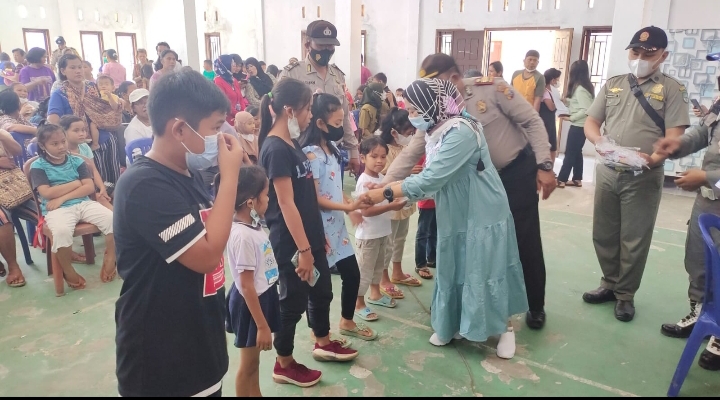 Vaksinasi, Warga Dan Orang Tua Murid Ucapkan Terima Kasih Kepada Kapolsek Tandun