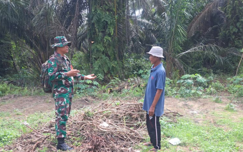 Patroli Babinsa Bukit Datuk Pastikan Wilayah Aman dari Ancaman Karhutla