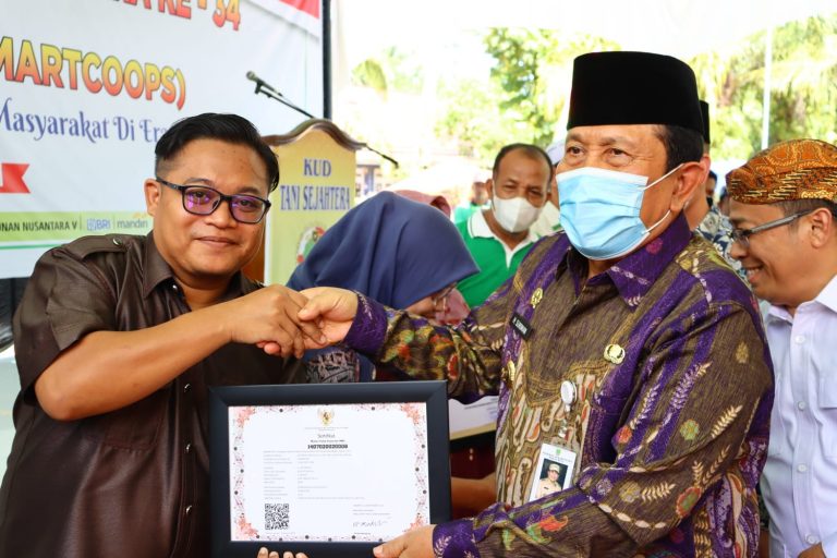 KUD Tani Sejahtera Terima Piagam Penghargaan Dari Bupati H Sukiman Atas Prestasi Go Digital