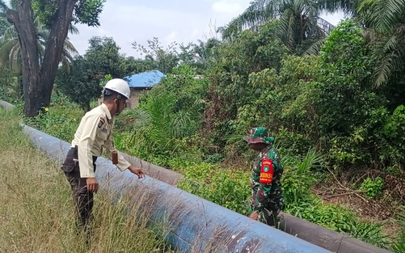 Babinsa Koramil 01 Dumai dan SKK Migas Patroli Jalur Pipa Pertamina Hulu Rokan