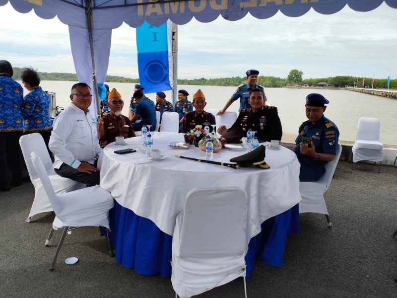 Pelindo Dumai Bersama Lanal Dumai Peringati Hari Pahlawan Lewat Upacara Tabur Bunga di Laut