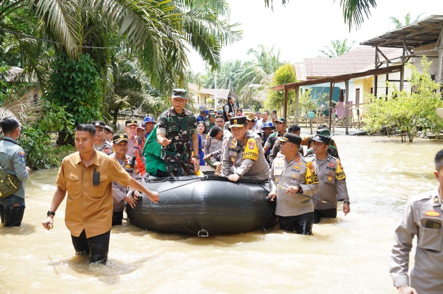 Tempuh Air Deras, Kapolda Riau dan Danrem 031/Wira Bima Bantu Korban Banjir Di Desa Sontang