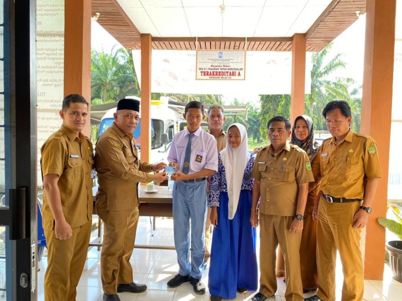 Peduli Anak Bangsa, Dukcapil Rohul Berikan Pelayanan Rekam KTP-el di SMA Negeri 1 Pagarantapah