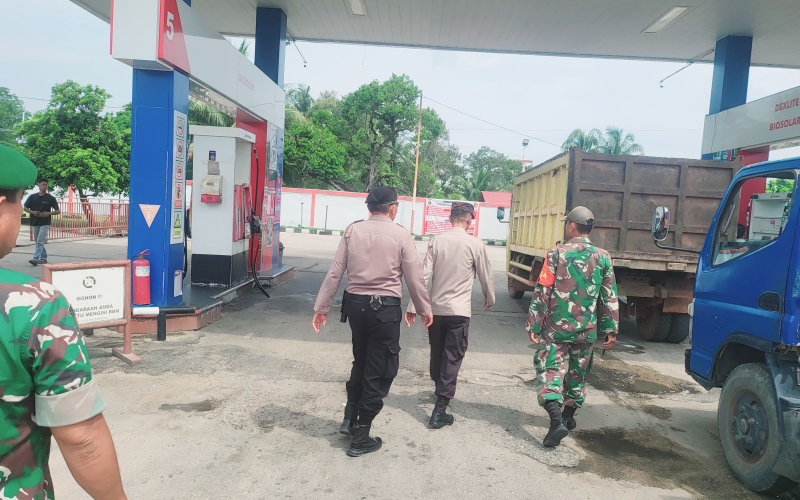 Babinsa dan Polsek Medang Kampai Pantau SPBU Mundam, Distribusi BBM Dipastikan Lancar