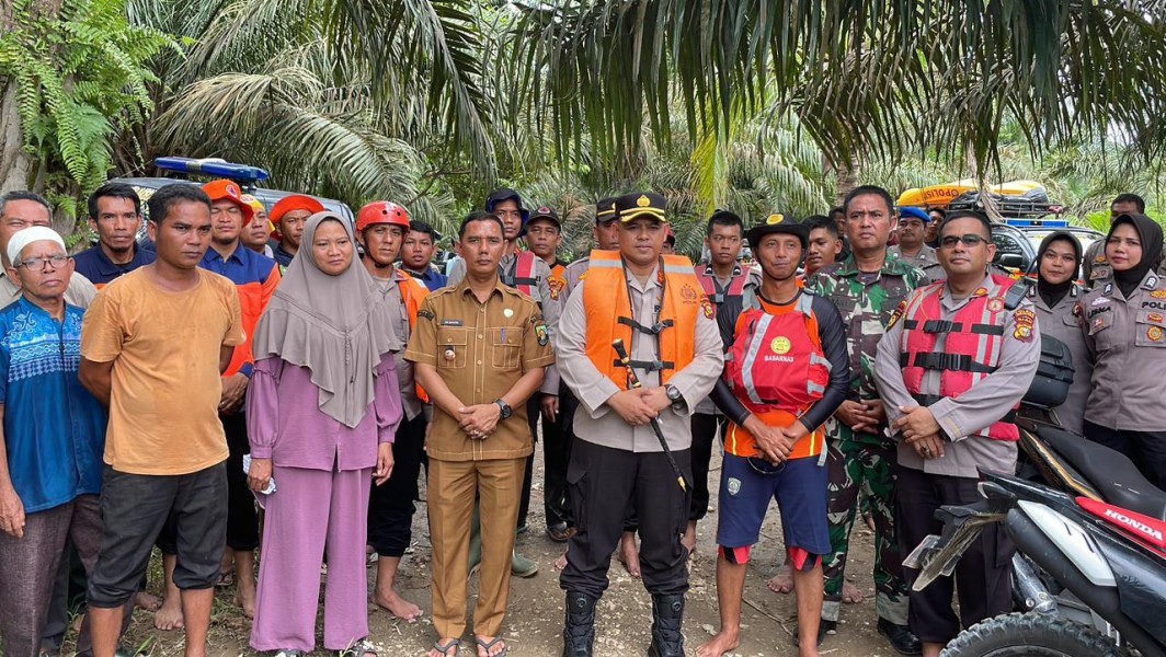 Kapolres Rohul Turun Langsung Ikut Dalam Pencarian Atas Orang Hanyut Di Sungai Batang Lubuh Pasir Jambu